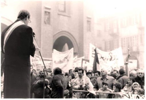 Piazza Risorgimento ad Alba: davanti al Duomo migliaia di persone a protestare contro l'Acna. Era il 16 marzo 1996