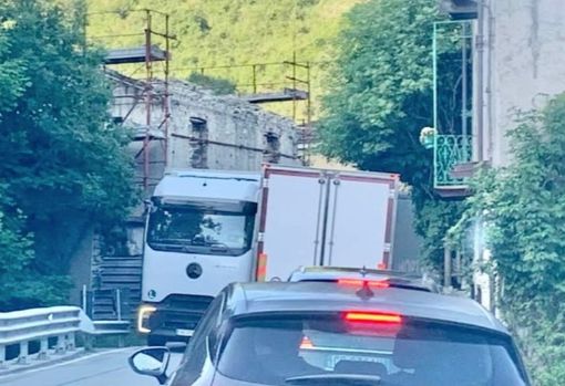 L'incrocio tra due camion blocca il traffico sulla SS 28 a Pornassio
