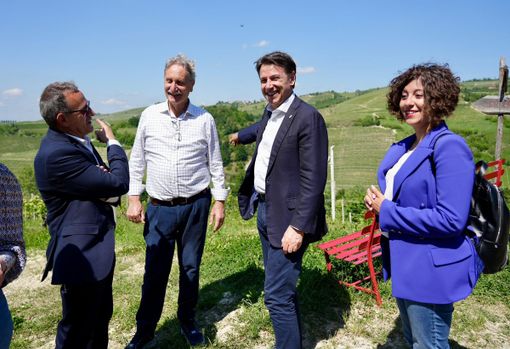 Giuseppe Conte con Sarah Disabato, Ivano Martinetti e il produttore albese Tino Colla