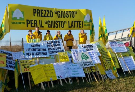 Coldiretti Piemonte: "Giusto" prezzo per un "giusto" latte sbarca davanti alla grande distribuzione Coldiretti Piemonte: "Giusto" prezzo per un "giusto" latte sbarca davanti alla grande distribuzione