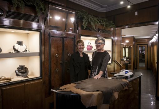 A destra Maria Teresa Lingua- Terry con la collaboratrice Simona Chiola nella gioielleria "L'Albero delle Gioie" a Saluzzo