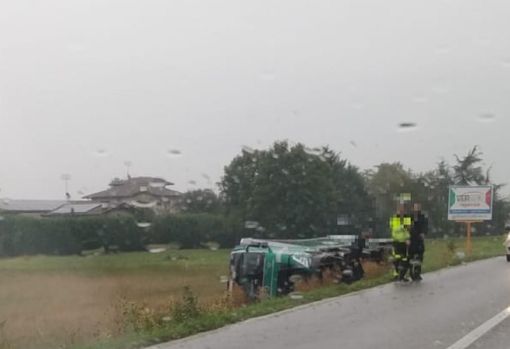 Beinette, camion esce di strada sulla provinciale 564