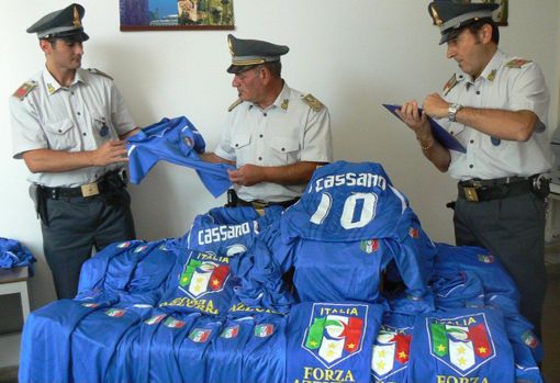 Maglie contraffatte degli Azzurri del calcio: 80 i capi sequestrati dalle Fiamme Gialle di Cuneo