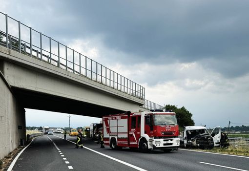 Scontro tra un furgone e un mezzo pesante: traffico bloccato sulla Torino-Savona. Una persona in codice rosso
