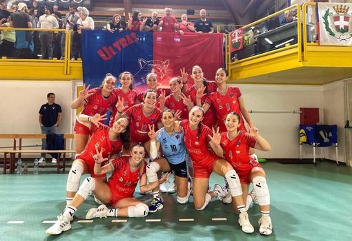 Le pumine festeggiano la vittoria sul campo del Cogne Aosta (foto Ufficio stampa Mondovì Volley)