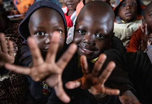 “A come…” fa il pienone al Milanollo: a Savigliano solidarietà, musica ed emozioni per l’Africa “A come…” fa il pienone al Milanollo: a Savigliano solidarietà, musica ed emozioni per l’Africa