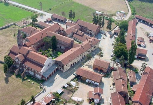 Il pugno di case che forma la frazione Staffarda di Revello