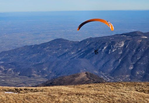 Un parapendio decollato da Bric Lombatera in valle Po Un parapendio decollato da Bric Lombatera in valle Po