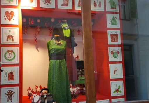 La speciale vetrina solidale del negozio di piazza Caduti per la Libertà