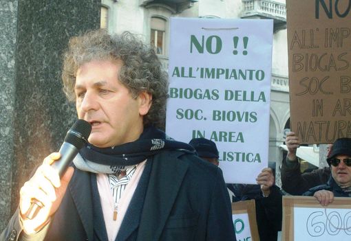 Un momento della protesta di fronte la Provincia