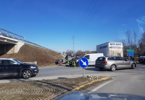 Teatro di frequenti incidenti (foto d'archivio), l'innesto tra la Provinciale 7 e la tangenziale di Alba. Qui verrà realizzata una delle due rotatoria previste in territorio di Roddi Teatro di frequenti incidenti (foto d'archivio), l'innesto tra la Provinciale 7 e la tangenziale di Alba. Qui verrà realizzata una delle due rotatoria previste in territorio di Roddi
