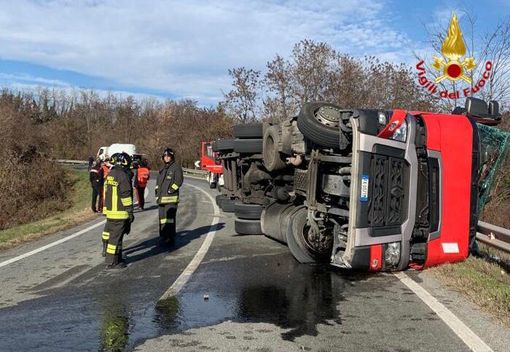 Centallo, scontro sulla SP3: coinvolti due mezzi pesanti caricati a vetro e Gpl Centallo, scontro sulla SP3: coinvolti due mezzi pesanti caricati a vetro e Gpl