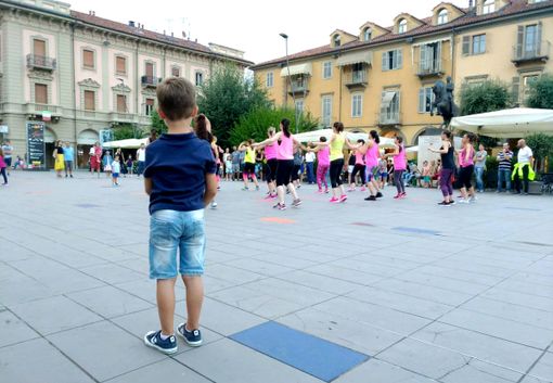 Piazza Ferrero, nel corso di una delle numerose manifestazioni che ospita dalla sua ultima riqualificazione (Facebook) Piazza Ferrero, nel corso di una delle numerose manifestazioni che ospita dalla sua ultima riqualificazione (Facebook)