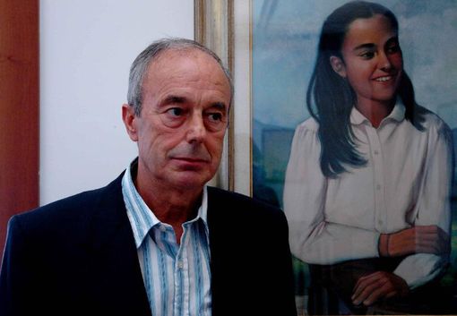 Beppino Englaro e sullo sfondo il ritratto della figlia Eluana