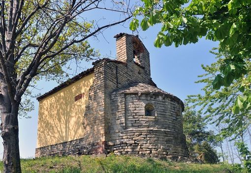 Campo di lavoro volontaristico e merendina agreste di “Italia Nostra” presso la cappella a Monforte d’Alba