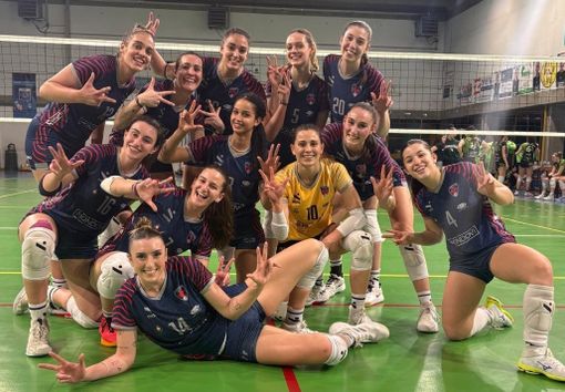 Le pumine festeggiano a Garlasco (foto Mondovì Volley) Le pumine festeggiano a Garlasco (foto Mondovì Volley)