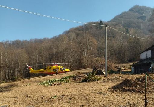 Trattore che trasporta legna si rovescia a Barge, intervento dei vigili del fuoco ed emergenza sanitaria