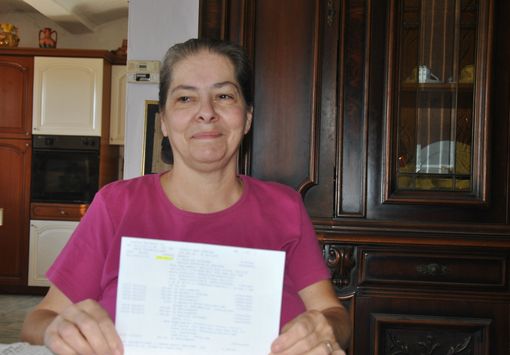 Caterina Urso mostra l'estratto conto della banca (© targatocn)