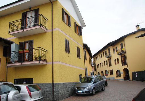 Sulla sinistra, la casa in cui risiedeva la coppia suicida