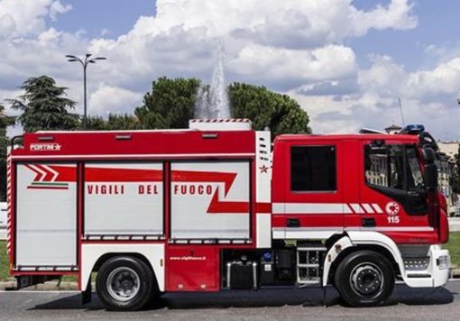 A fuoco un pullman a Savigliano: vigili del fuoco al lavoro, nessun ferito