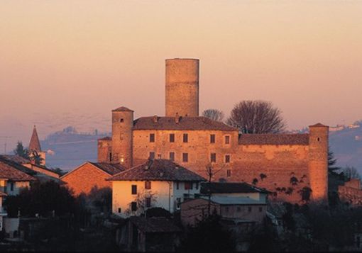 Il castello di Castiglione Falletto in una suggestiva immagine aerea