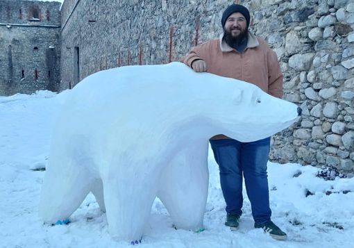 Andrea Bertone con l'orso al Forte di Vinadio