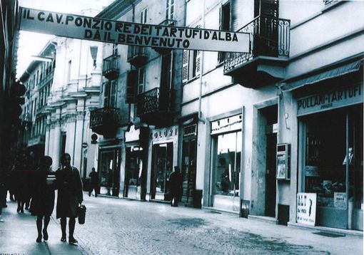 Via Maestra in un'immagine d'epoca che ritrae il negozio del "re dei tartufi" Roberto Ponzio