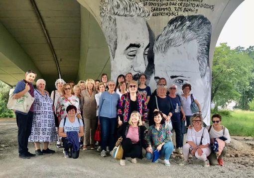 Il gruppo di Donne della Granda con Giovanni Botta, davanti ai piloni artistici di strada Crosassa, a Bra