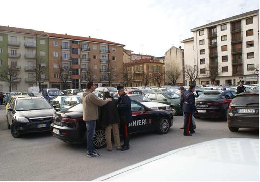 Controlli dei carabinieri sul piazzale Inps