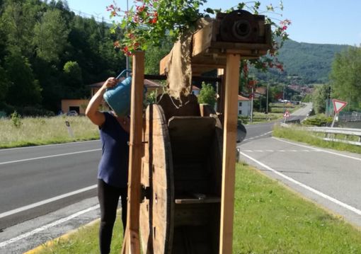 Priola diventa fiabesca: scenografie di Tom Sawyer e "La Bella e la Bestia" lungo la statale 28
