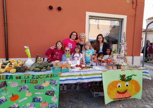Alla Fiera della Zucca di Piozzo anche le bancarelle della scuola Primaria del paese