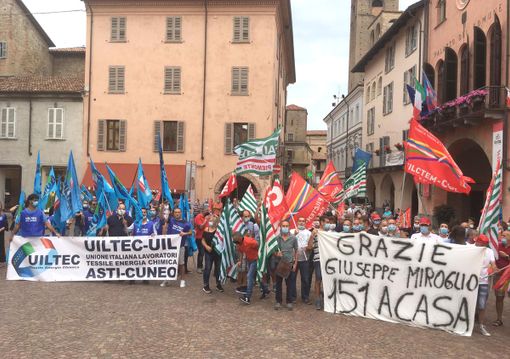 La protesta dei lavoratori Miroglio in piazza del Duomo ad Alba