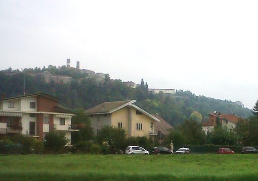 La casa di via Langhe, una traversa di via Torino, dove è avvenuto il tragico fatto di sangue La casa di via Langhe, una traversa di via Torino, dove è avvenuto il tragico fatto di sangue