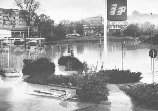 Corso Cillario Ferrero sommerso dalle acque del Tanaro in quella che è diventata una delle immagini simbolo dell'alluvione del 5 e 6 novembre 1994 (foto Gruppo Fotografico Albese) Corso Cillario Ferrero sommerso dalle acque del Tanaro in quella che è diventata una delle immagini simbolo dell'alluvione del 5 e 6 novembre 1994 (foto Gruppo Fotografico Albese)