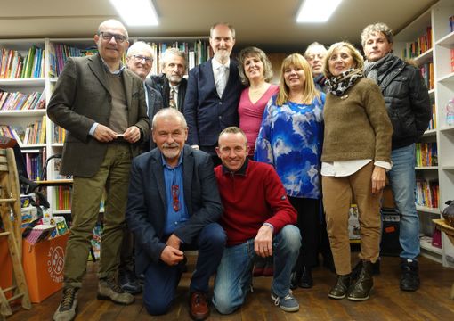 Alessandro Mormile con il gruppo “Amici del Caffè Letterario”