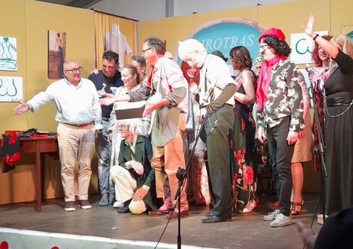 Il sindaco Gianno Gatti premia La Menodrammatica” premiata per i 30 anni di carriera