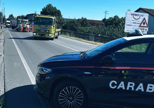 Auto si ribalta davanti al Bar Tom di Fossano: persona anziana incastrata, strada chiusa Auto si ribalta davanti al Bar Tom di Fossano: persona anziana incastrata, strada chiusa