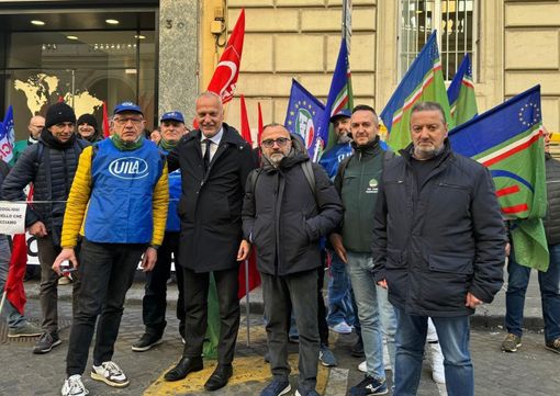 Il senatore Giorgio Maria Bergesio alla manifestazione dei lavoratori Diageo
