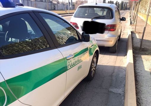 Il fermo dell'auto sospetta, confermatasi in uso a un pregiudicato destinatario di un ordine di arresto Il fermo dell'auto sospetta, confermatasi in uso a un pregiudicato destinatario di un ordine di arresto