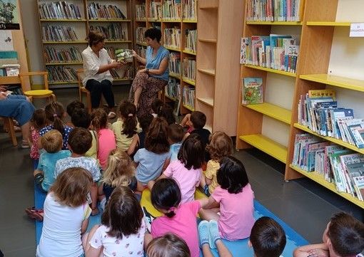 Riprendono le letture animate nei giardini di Bra Riprendono le letture animate nei giardini di Bra