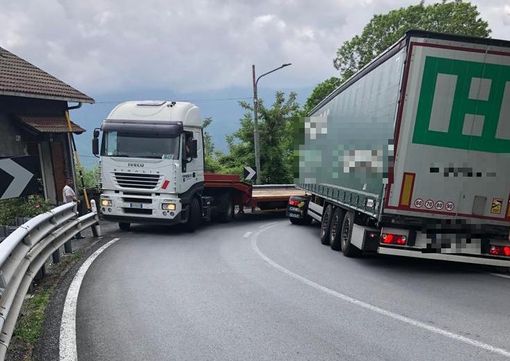 Tir incastrati al Colle di Nava: traffico in tilt sulla 28 e residenti infuriati
