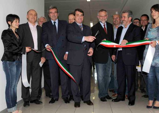 Il taglio del nastro Il taglio del nastro