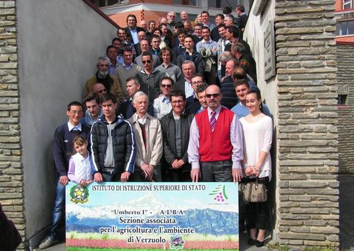 Foto di gruppo sulla scalinata della scuola