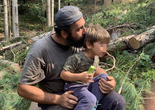 Antonino Mauro con il figlio Giacomo, a cui stava tramandando la passione per il taglio degli alberi Antonino Mauro con il figlio Giacomo, a cui stava tramandando la passione per il taglio degli alberi