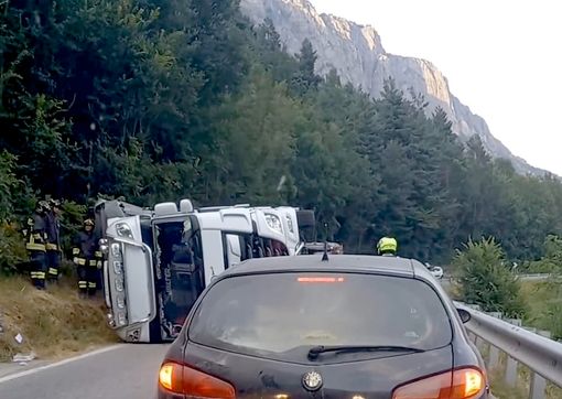Il mezzo rovesciato lungo la Statale 21