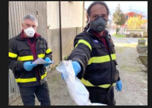 A Garessio i vigili del fuoco hanno distribuito le mascherine