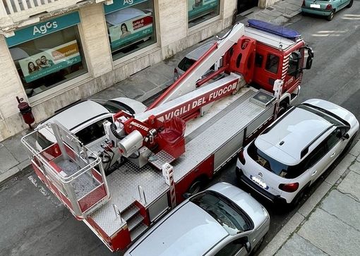 Tra parcheggi selvaggi, difficoltà di manovra e incuria: la stretta via di Cuneo dimenticata dall'amministrazione [FOTO]