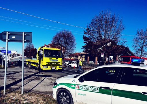 Auto contro furgone a Mondovì: in codice rosso una 29enne