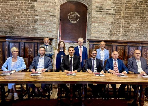 Da sinistra, in piedi: i revisori dei conti Roberto Berzia, Alice Agnelli e Franco Balocco; il direttore Marco Scuderi. Da sinistra, seduti: il membro del Consiglio Carlotta Boffa, il vicepresidente Gianfranco Garau, il presidente dell'Enoteca Regionale Piemontese Cavour Roberto Bodrito, il vicepresidente Alberto Gatto e i membri del Consiglio Pier Angelo Battaglino e Sergio Germano Da sinistra, in piedi: i revisori dei conti Roberto Berzia, Alice Agnelli e Franco Balocco; il direttore Marco Scuderi. Da sinistra, seduti: il membro del Consiglio Carlotta Boffa, il vicepresidente Gianfranco Garau, il presidente dell'Enoteca Regionale Piemontese Cavour Roberto Bodrito, il vicepresidente Alberto Gatto e i membri del Consiglio Pier Angelo Battaglino e Sergio Germano