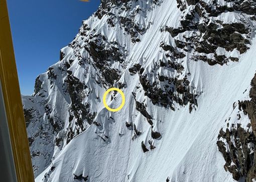 A 200 metri dalla vetta del Monviso, viene colpito da una scarica di pietra che gli sfonda il casco